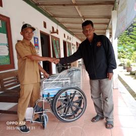 PENYALURAN BANTUAN KURSI RODA OLEH DINAS SOSIAL KABUPATEN