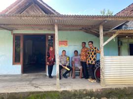 Pemasangan Stiker Keluarga Miskin.